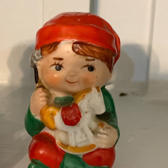 VTG Avon Claus & Company Porcelain Elves Salt & Pepper Shakers Santas Helpers - Picture 4 of 6